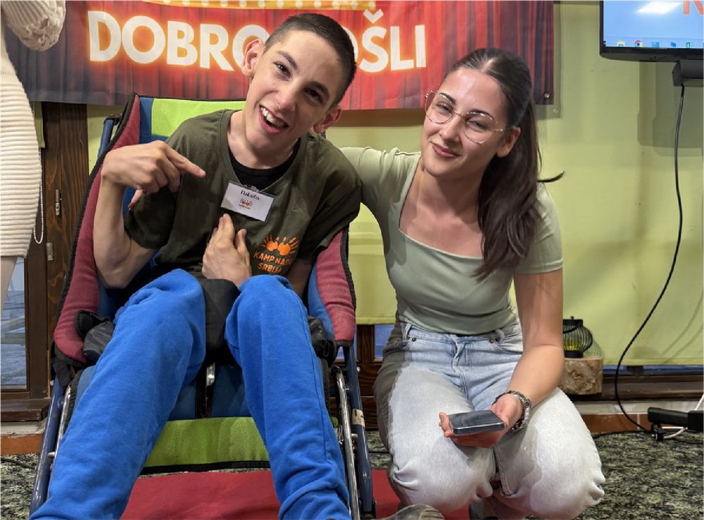 Dečak i volonterka na Kampu Nade